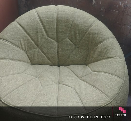 כורסה ירוקה עם ריפוד מרופד ומעוצב